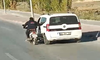 Motosiklet sürücüsünün tehlikeli yolculuğu kamerada