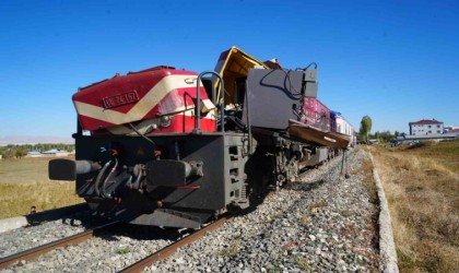 Muşta yolcu treni beton pompasına çarptı; 1 ölü, 2 yaralı