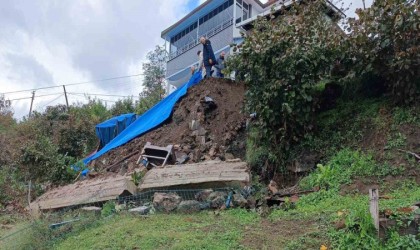 Orduda sağanak nedeniyle istinat duvarı yıkılan ev boşaltıldı