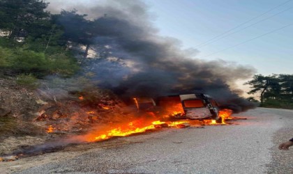 Osmanelinde seyir halindeki minibüs alev alev yandı