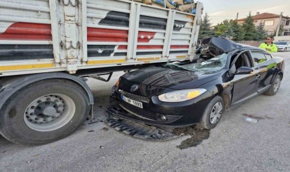 Otomobil çimento yüklü tırın altına girdi: 1i ağır 4 yaralı