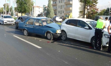 Otomobil ile çarpışan Tofaşta önemli hasara meydana geldi