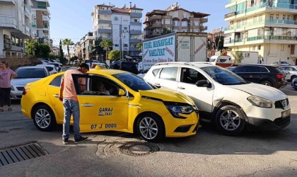 Otomobil ile ticari taksi çarpıştı: 1 yaralı