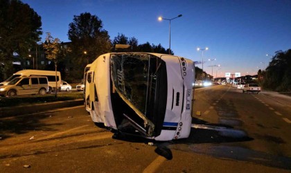 Otomobille çarpışan işçi servisi yan yattı: 2 yaralı