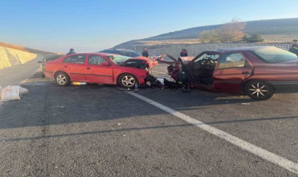 Otomobillerin kafa kafaya çarpıştığı kazada 3 kişi yaralandı