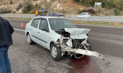 Otoyolda bariyerlere çarparak 30 metre sürüklendi: Bir anlık dalgınlık