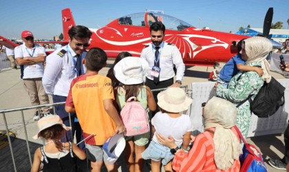 Pilotaj öğrencileri TEKNOFESTte çocuklara uçakları tanıttı