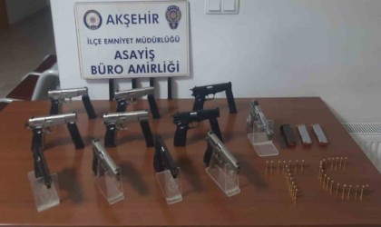 Polisin durduğu araçta 11 adet tabanca çıktı