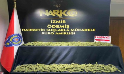 Polisin durdurduğu araçtan 2 kilo esrar çıktı