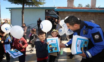 Polisler miniklere mesleklerini anlattı