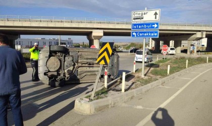 Refüje çarpıp yan yatan otomobilin sürücüsü hafif yaralandı