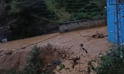 Rizede heyelan nedeniyle mahalle yolları ulaşıma kapandı