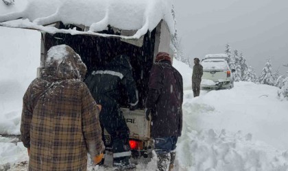 Rizede kar nedeniyle yaylalarda mahsur kalan yaylacılar hayvanları ile birlikte kurtarıldı