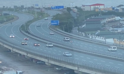 Rizede ters şeride giren araç trafiği tehlikeye soktu