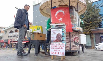 Simitçi, Fethullah Gülenin ölümünü tatlı dağıtarak kutladı