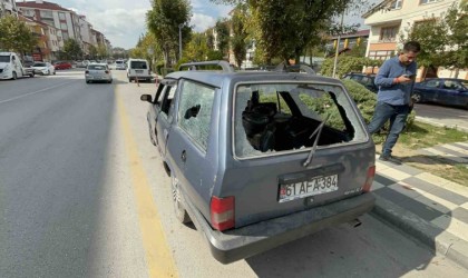 Sinir krizi geçiren vatandaş otomobilini hurdaya çevirdi