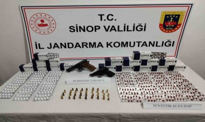 Sinopta uyuşturucu hap ve 3 tabanca ele geçirildi