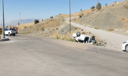 Şırnakta kavşakta dönüşü alamayan iki araç çarpıştı: 3 yaralı