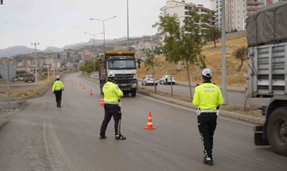 Şırnakta trafik ekipleri kurallara uymayan sürücülere ağır cezalar kesti