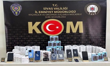 Sivasta onlarca kaçak telefon ve aksesuarları ele geçirildi