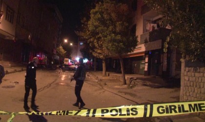 Sultanbeylide eşinden ayrılan şahıs, evi ateşe verip tüm eşyaları sokağa attı