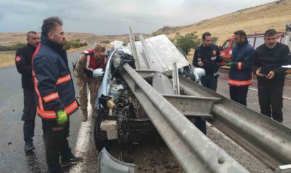 Sürücü, bariyere saplanan otomobilden sağ çıktı