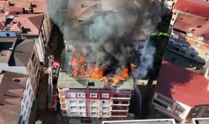 Tamir sırasında tutuşan çatı, alevlere teslim oldu