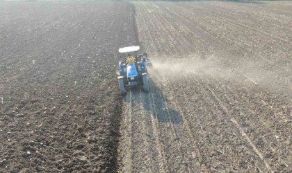 Tarlada çalışacak işçi bulamayınca 3 bin 500 kilometre yol kat edip babasına yardıma geliyor