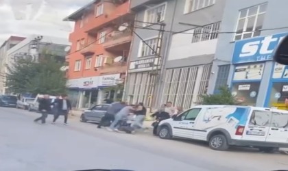 Tekme ve yumruklar havada uçuştu, cadde ringe döndü