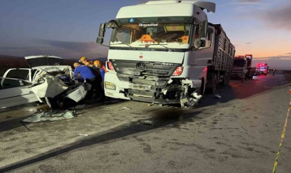 Tırın otomobili kağıt gibi ezdiği kazada 3 kişi hayatını kaybetti