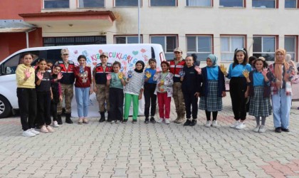 Tuncelide jandarma, kız çocukları ile bir araya geldi