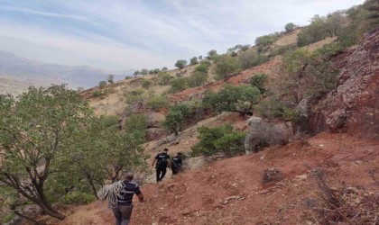 Uçurumda mahsur kalan çoban ve 6 koyun böyle kurtarıldı