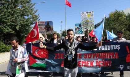 Üniversiteli gençler Erzurumda Filistine destek için yürüdü