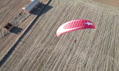 Yamaç paraşütü sporcuları, 29 Ekim Cumhuriyet Bayramını gökyüzünde kutladı