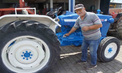 Yarım asırlık traktörüne gözü gibi bakıyor