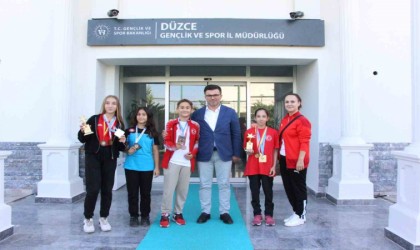 Yazıcıdan başarılı sporculara hediye