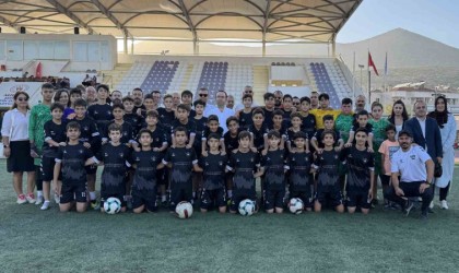 Yeniköy Kemerköy Enerjiden Milaslı genç futbolculara destek