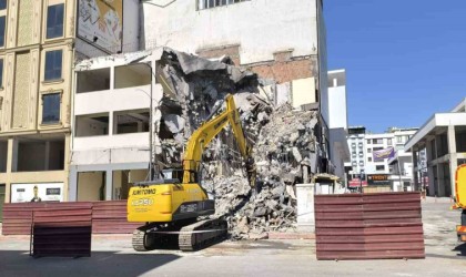 Yıkım esnasında başına moloz isabet eden işçi yaralandı