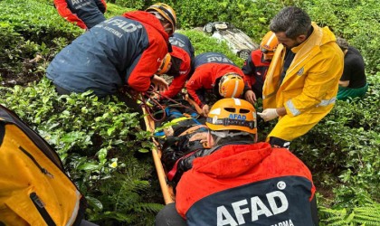 Yoldan 400 metre aşağıdaki dere yatağına yuvarlanan araçtan atlayarak yaralı kurtuldu