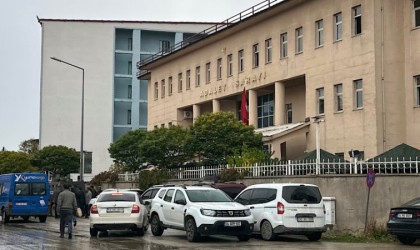 Yüksekovada evrakta sahtecilik operasyonunda gözaltına alınan 16 kişiden 5i tutuklandı