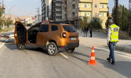 Yüksekovada yolun karşısına geçmek isteyen kıza araba çarptı