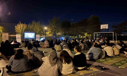 Yurt öğrencilerine açık hava sineması