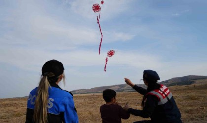 1744 rakımlı zirvede fidanlar toprakla buluştu, gökyüzü uçurtmalarla renklendi