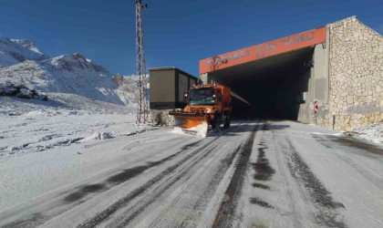 3 bin rakımlı Karabet Geçidinde kar mesai erken başladı