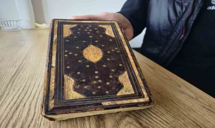 300 yıllık altın varaklı el yazması Kuran-ı Kerime gözü gibi bakıyor