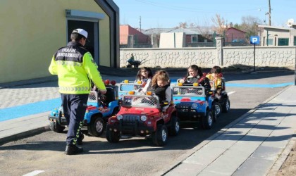 Ağrıda çocuklar trafik kurallarını eğlenerek öğreniyor