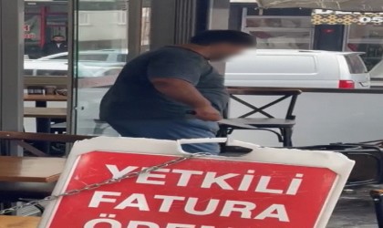 Akli dengesi yerinde olmayan adam annesini darp etti, polise bıçak çekti