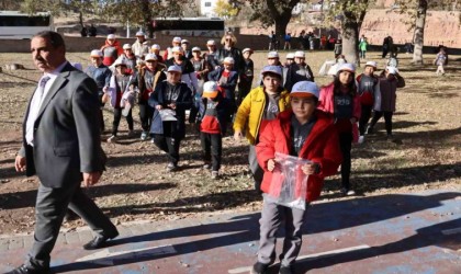 Aksarayda çocuklar meşe palamudu toplamak için yarıştı