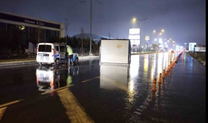 Aksarayda fırtına konteynerleri karayoluna uçurdu