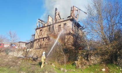 Alevlere teslim olan 350 yıllık konaktan geriye harabesi kaldı